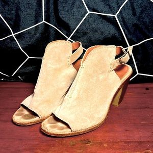 FRYE Size 9 Tan Suede Booties